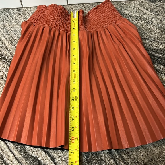 A.L.C. Bondi Pleated Elastic Pull-On Short in Russet Size 8 - Picture 8 of 8